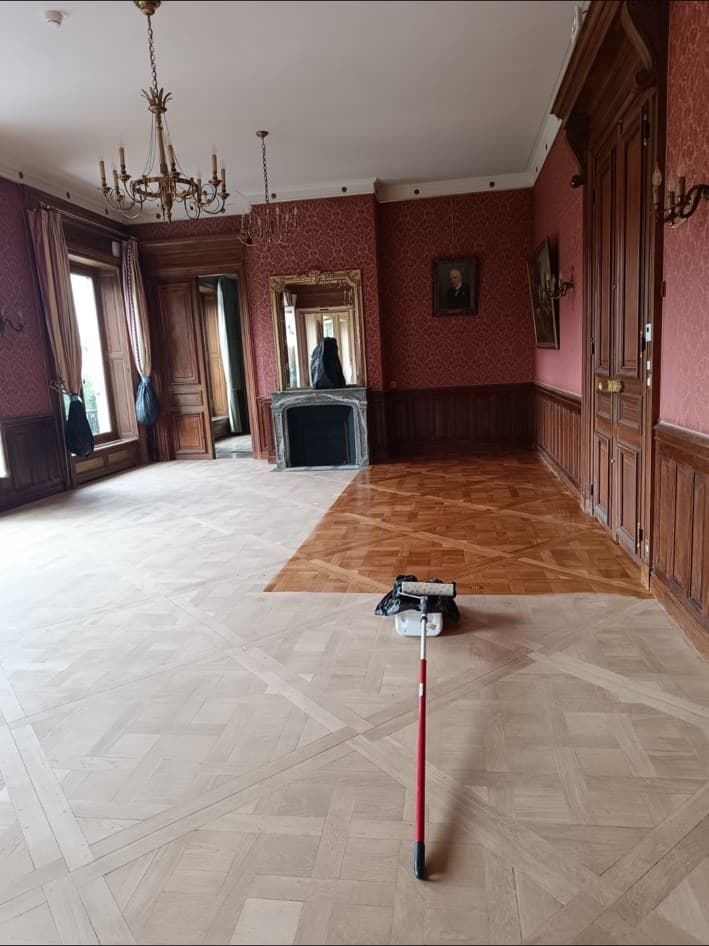 Parquet Versailles en chêne d’un salon d’apparat parisien, pendant la vitrification